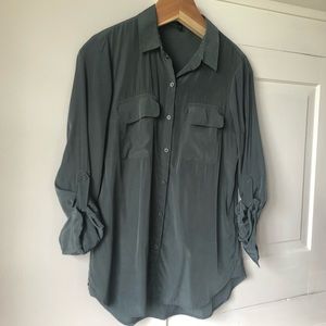 Express green convertible sleeve essential shirt, size small